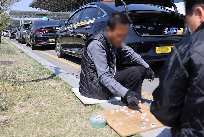 대구공항 앞 도로에서 장기 두는 택시 기사들 [촬영 황수빈]