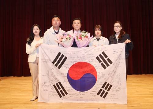 종목별 국가대표 선수들로부터 태극기를 선물 받은 신임 김택수 선수촌장 [대한체육회 제공. 재판매 및 DB 금지]