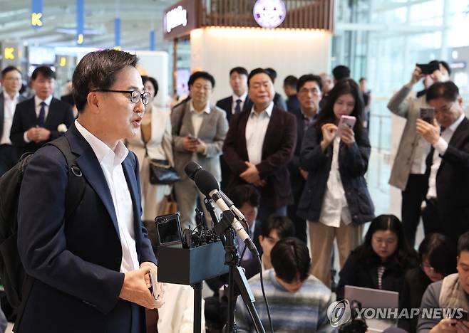 대선 출마 선언하는 김동연 경기도지사 (영종도=연합뉴스) 황광모 기자 = 김동연 경기도지사가 9일 인천공항 2터미널에서 제21대 대통령선거 출마 선언을 하고 있다. 
    김 지사는 이날 미국 트럼프 발 관세 전쟁 대응책을 찾기 위해 미국으로 출국하기 전 가진 '자동차 부품 관세 대응을 위한 긴급 출국 보고 회견'에서 대선 출마 선언을 하게 됐다. 2025.4.9 hkmpooh@yna.co.kr