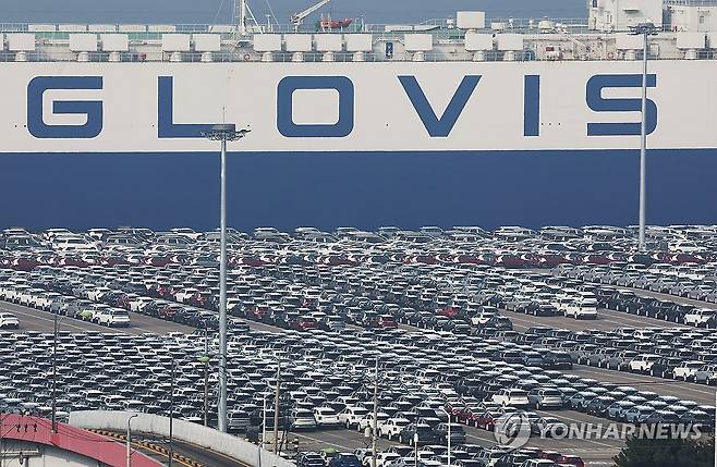 경기도 평택항에 수출용 자동차가 세워져 있다. [연합뉴스 자료사진]