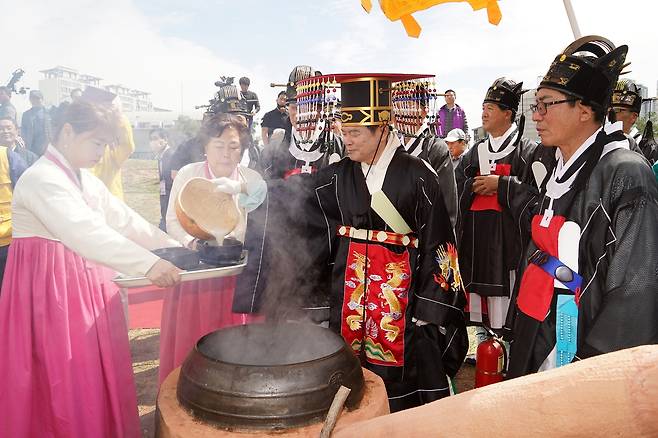 2023년 설렁탕 나눔 모습 2023년 선농대제에서 왕으로 분한 이필형 동대문구청장이 설렁탕 나눔을 재현하고 있다. [동대문구 제공. 재판매 및 DB 금지]