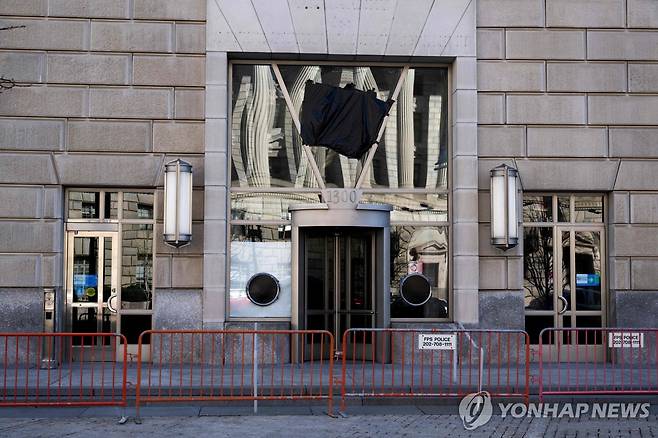 문 닫은 USAID 사무실 미국 워싱턴DC의 미 국제개발처(USAID) 사무실이 폐쇄된 가운데 건물 입구의 USAID 간판이 검은 비닐에 덮여 있는 모습. 2025.04.09
[AFP 연합뉴스 자료사진. 재판매 및 DB 금지]