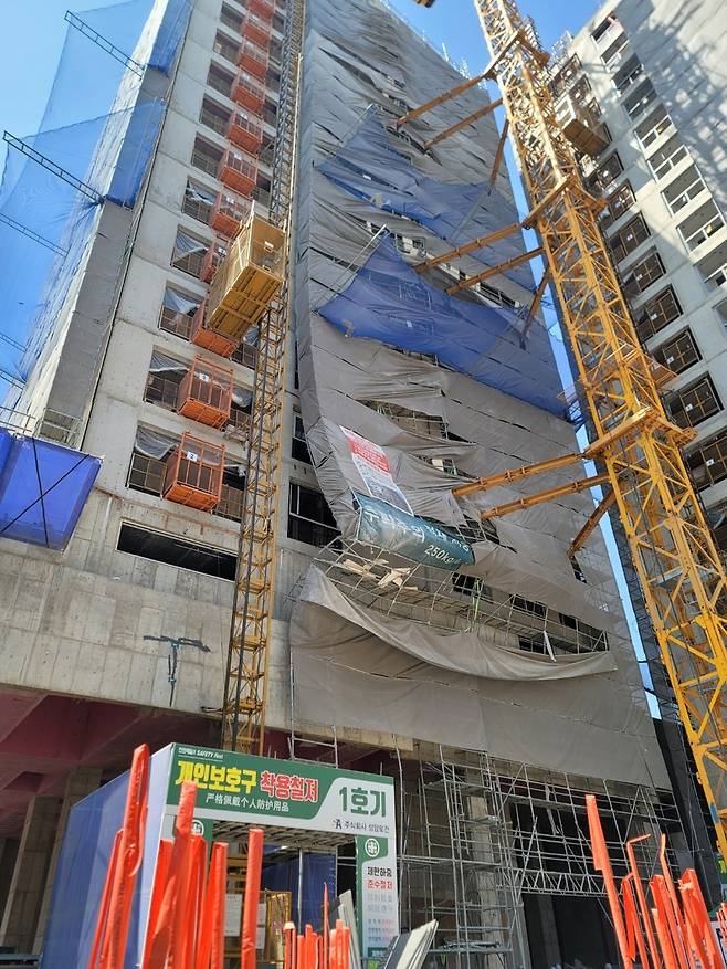 휘어진 공사 현장 비계 [광주 서구 제공. 재판매 및 DB 금지]