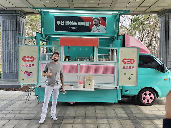 커피차 앞에서 밝게 웃는 케이브 두산 베어스 외국인 타자 제이크 케이브가 9일 경기도 이천 두산 베어스파크에서 열리는 한화 이글스 2군과 퓨처스리그(2군) 홈 경기를 앞두고 자신이 주문한 커피차 앞에서 밝게 웃고 있다. [두산 베어스 제공. 재배포 및 DB 금지]