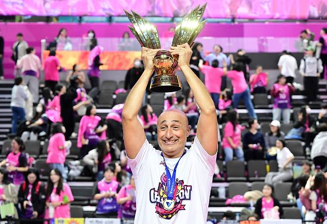 여자배구 챔프전 우승 트로피 든 아본단자 흥국생명 감독  [한국배구연맹 제공. 재판매 및 DB 금지]