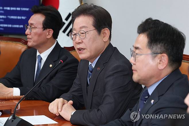 대권 도전 이재명, 당대표직 사퇴 (서울=연합뉴스) 김주성 기자 = 더불어민주당 이재명 대표가 9일 서울 여의도 국회에서 열린 최고위원회의에서 대권 도전을 위해 당대표직 사퇴 의사를 밝히고 있다. 2025.4.9 utzza@yna.co.kr