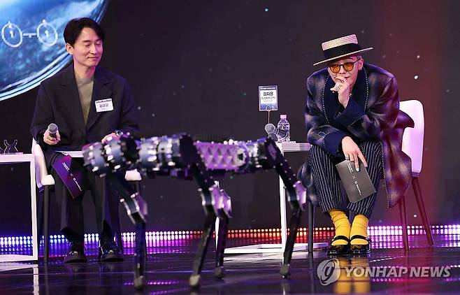 사족로봇 춤 지켜보는 지드래곤 (대전=연합뉴스) 양영석 기자 = 그룹 빅뱅의 멤버이자 카이스트 기계공학과 초빙교수인 지드래곤(권지용)이 9일 대전 카이스트에서 열린 행사에 참석해 음악에 맞춰 춤을 추는 사족로봇을 흥미롭게 지켜보고 있다. 2025.4.9 youngs@yna.co.kr