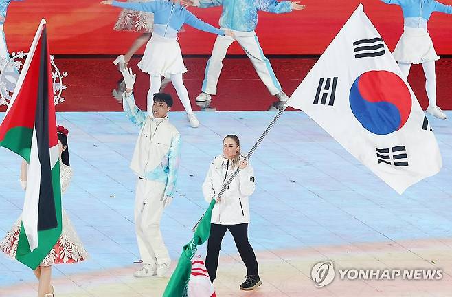 폐회식 대한민국 기수 압바꾸모바 (하얼빈=연합뉴스) 서대연 기자 = 14일 중국 하얼빈 국제 컨벤션 전시 스포츠센터에서 열린 제9회 하얼빈 동계아시안게임 폐회식에서 대한민국 선수단 기수 예카테리나 압바꾸모바가 태극기를 들고 입장하고 있다. 2025.2.14 dwise@yna.co.kr