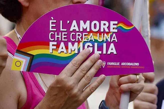 성소수자 가족 권리 지지하는 내용의 선풍기 모양 피켓 [이탈리아 안사(ANSA) 통신 캡처. 재판매 및 DB 금지]