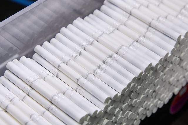 [공정 사진1] 센티아 스틱 컴바이너(Combiner) 공정 과정에서 ‘더블 스틱’ 상태의 모습. 더블 스틱 상태의 제품은 반으로 절단된 후 포장 장비인 패커로 이동된다. /사진=한국필립모리스