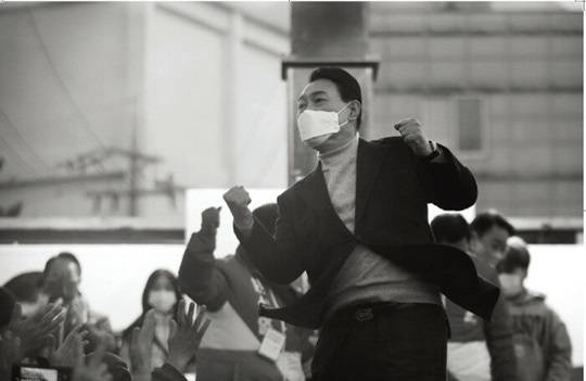 김용위 사진가가 출판한 사진집 '윤석열의 길'에 수록된 사진 [사진=엘컴퍼니 제공]