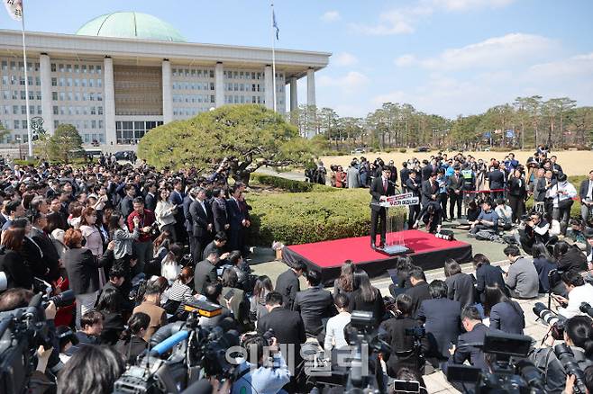[이데일리 노진환 기자] 한동훈 국민의힘 전 대표가 10일 오후 서울 여의도 국회에서 제21대 대통령선거 출마 선언 기자회견을 하고 있다.