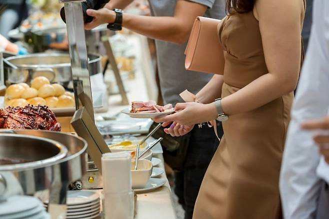 갱년기에는 식욕은 늘고 기초대사량은 낮아져 체중이 증가할 수 있다. 50대 이상의 여성은 영양권장량인 1800kcal에 맞춘 균형 식단이 필요하다. [사진=게티이미지뱅크]