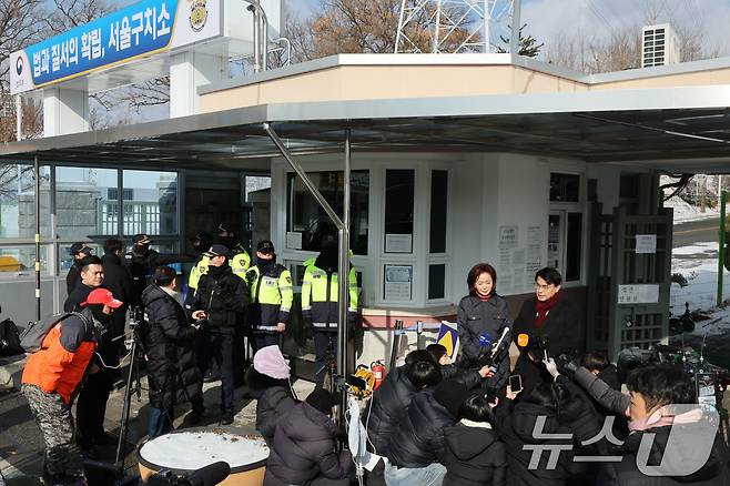 윤상현(오른쪽), 김민전 국민의힘 의원이 지난 2월 7일 오전 경기 의왕시 서울구치소에서 수감 중인 윤석열 대통령을 접견한 후 취재진의 질문에 답변하고 있다.  2025.2.7/뉴스1 ⓒ News1 신웅수 기자