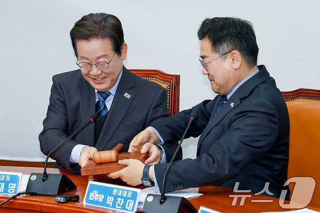 이재명 더불어민주당 대표가 9일 오전 서울 여의도 국회에서 열린 최고위원회의에 참석해 21대 대통령 선거 출마를 위한 대표직 사퇴 의사를 밝힌 뒤 박찬대 원내대표에게 의사봉을 넘기고 있다. 2025.4.9/뉴스1 ⓒ News1 안은나 기자