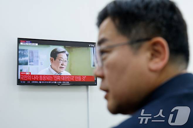 박찬대 더불어민주당 대표 직무대행 겸 원내대표가 10일 오전 서울 여의도 국회에서 이재명 더불어민주당 전 대표의 제21대 대통령 선거 출마 영상을 시청하고 있다. 2025.4.10/뉴스1 ⓒ News1 안은나 기자
