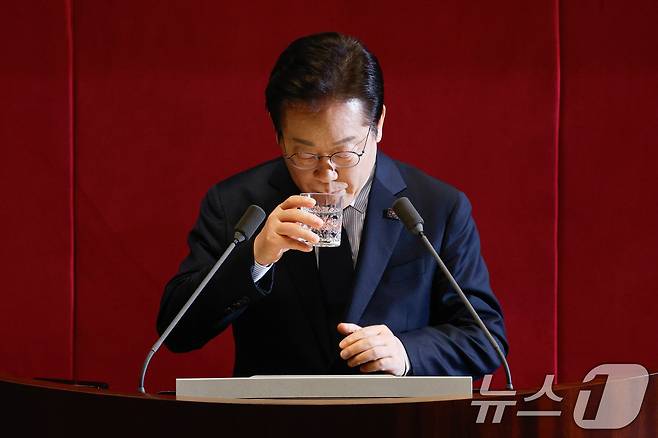 이재명 더불어민주당 대표가 10일 서울 여의도 국회 본회의장에서 '회복과 성장'을 주제로 제422회 국회(임시회) 교섭단체 대표연설을 하기 전 물을 마시고 있다. 2025.2.10/뉴스1 ⓒ News1 안은나 기자
