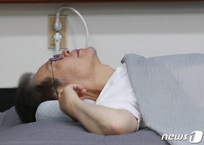 단식 14일차인 이재명 더불어민주당 대표가 13일 서울 여의도 국회 대표 회의실에서 자리에 누워있다. 2023.9.13/뉴스1 ⓒ News1 임세영 기자