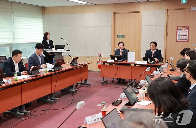 지난 9일 용인시청 컨퍼런스룸에서 열린 2050 탄소중립녹색성장위원회 회의 모습.(용인시 제공)