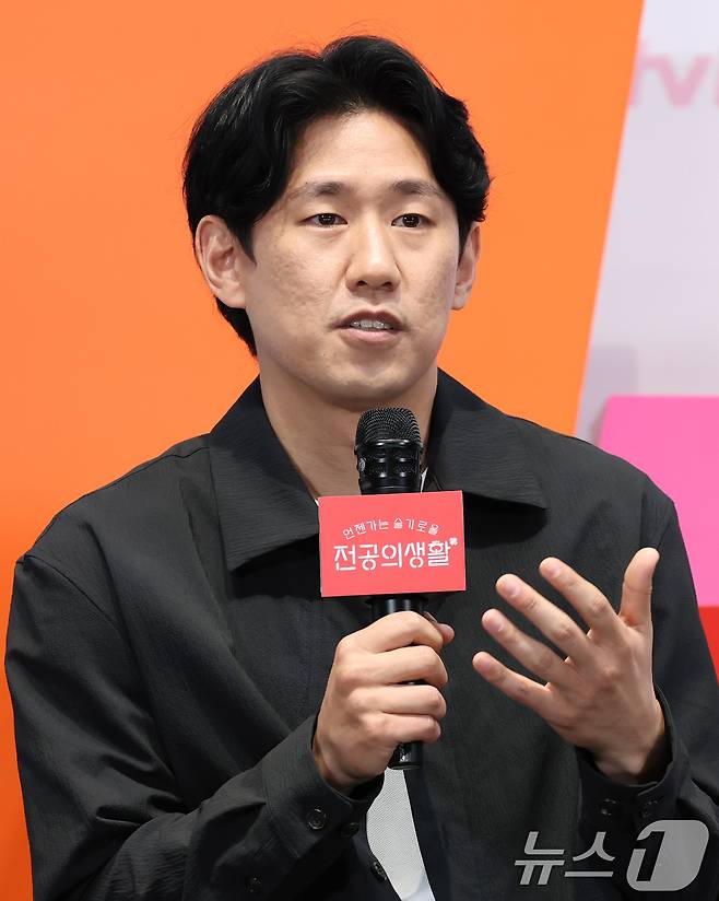 이민수 감독이 10일 서울 구로구 라마다서울신도림호텔에서 열린 tvN 새 토일드라마 '언제가는 슬기로울 전공의생활' 제작발표회에서 인사말을 하고 있다. '언젠가는 슬기로울 전공의생활'은 의사 생활을 꿈꾸는 레지던트들이 입덕부정기를 거쳐 성장해 나가는 과정을 담은 '슬기로운 의사생활' 스핀오프 드라마다. ⓒ News1 권현진 기자