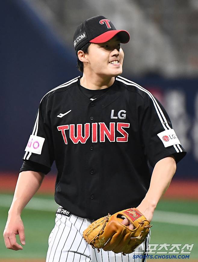 10일 서울 고척스카이돔에서 열린 LG-키움전. 7회말 2사 1루에서 김건희를 2루 땅볼로 처리한 임찬규가 턱을 뽐내고 있다. 고척=정재근 기자 cjg@sportschosun.com/2025.4.10/