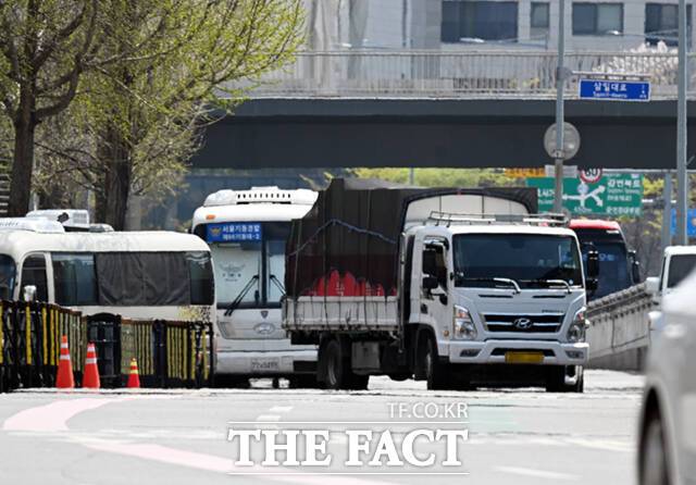 윤석열 전 대통령이 헌법재판소로부터 파면 선고를 받은 지 엿새째인 10일 오후 서울 용산구 한남동 관저에서 이삿짐 차량이 나오고 있다. /이새롬 기자