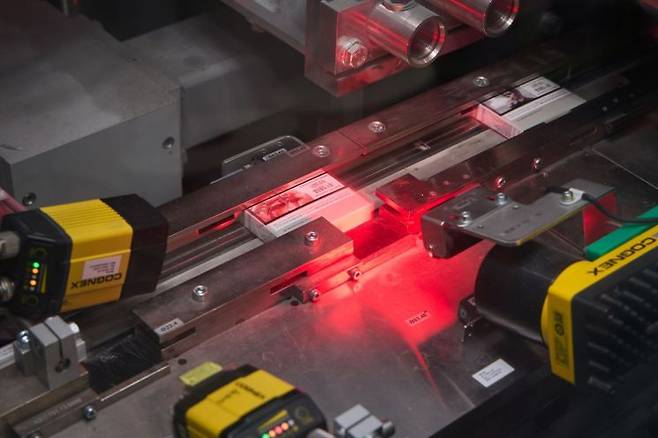 센티아 패커 공정에서 팩의 바코드 및 데이터 코드 품질을 검사하는 모습.[사진제공=한국필립모리스]