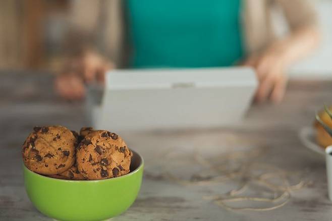 "윤석열 시계, 네고 가능합니다. 과자 한 박스 같이 드려요" 윤 전 대통령 파면 이후 이른바 '윤석열 굿즈'가 중고거래 시장에 매물로 쏟아져 나오고 가격은 뚝 떨어지는 웃지 못 할 장면이 곳곳에서 연출되고 있다. 게티이미지