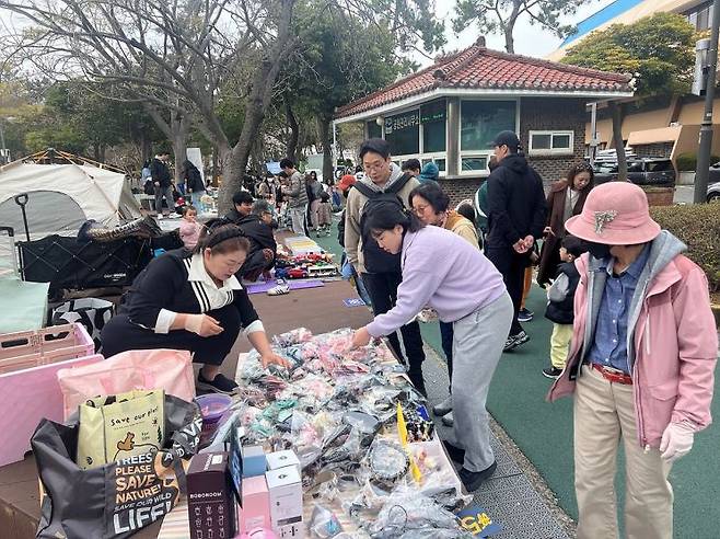 올해 첫 '여수 벼룩시장'이 지난 5일 거북선공원 잔디광장에서 열렸다. 여수시 제공