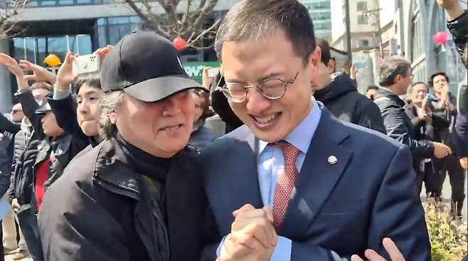 김상욱 의원은 지난 4일 헌법재판소 앞에서 열린 탄핵 찬성 집회에 참가했다