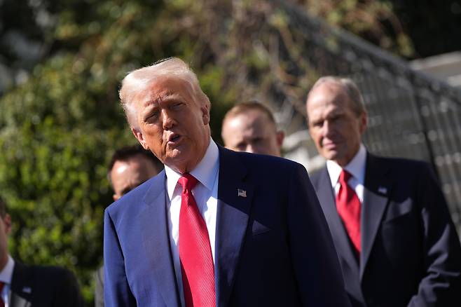 도널드 트럼프 미국 대통령이 9일(현지시간) 미국 워싱턴DC 백악관 앞에서 가진 행사에서 기자들 질문에 답하고 있다./EPA 연합뉴스