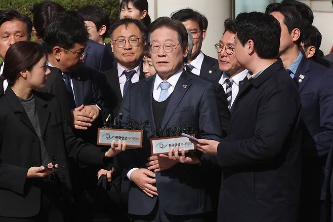 공직선거법 위반 항소심에서 무죄를 선고받은 이재명 더불어민주당 대표가 지난달 26일 오후 서울 서초구 서울고등법원에서 열린 공직선거법 위반 혐의 2심 선고 공판을 마친 뒤 입장을 밝히고 있다. /뉴스1