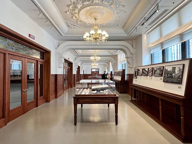 신세계백화점이 서울 중구 본점 인근 옛 SC제일은행 본점을 리뉴얼(재단장)해 9일 개장한 '더 헤리티지' 4층 역사관 전경. /김은영 기자