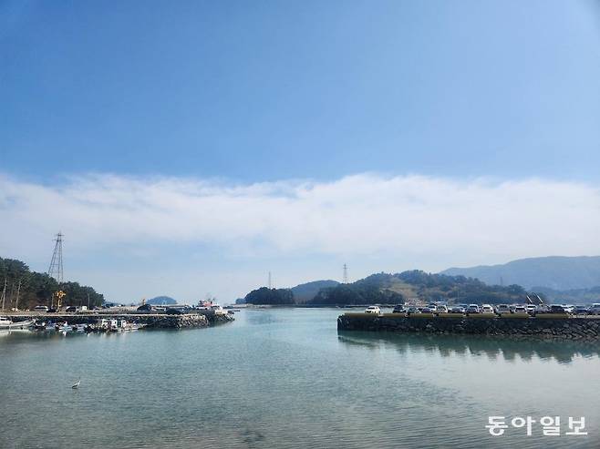 1일 전남 여수시 남면 화태도 진월마을 앞 바다. 건너편에 금오도가 손에 닿을 듯 가깝다. 이형주 기자 peneye09@donga.com