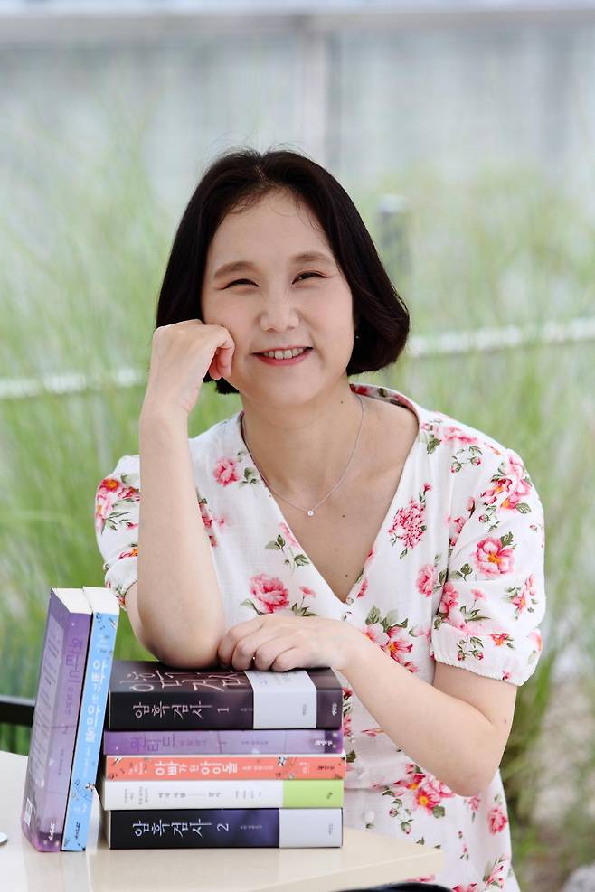 ‘이상한 무인 가게’ 시리즈를 쓴 서아람 작가.   그가 쓴 소설, 에세이책과 함께 했다.  서아람 작가 제공