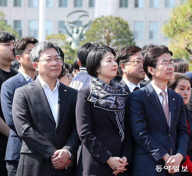 출마연설을 듣고 있는 국민의힘 친한계  박정하, 한지아, 조경태 의원(왼쪽부터). 이훈구 기자 ufo@donga.com