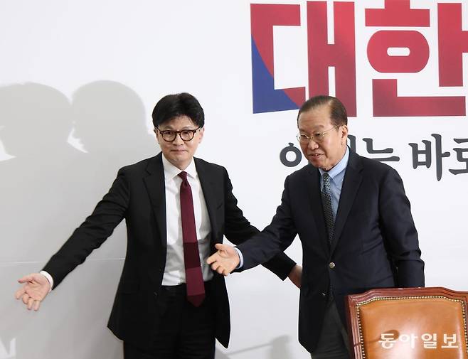 출마연설에 앞서 국회 권영세 비상대책위원장을 찾아 담화를 나눴다. 이훈구 기자 ufo@donga.com