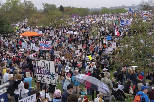 지난 5일(현지시간) 워싱턴 D.C.의 워싱턴기념탑 주변에서 반(反) 트럼프 시위가 열리고 있습니다. 이들은 '핸즈 오프(Hands Off·손 떼라)'라는 구호를 외치며 트럼프 행정부를 비판했습니다. AP 연합뉴스