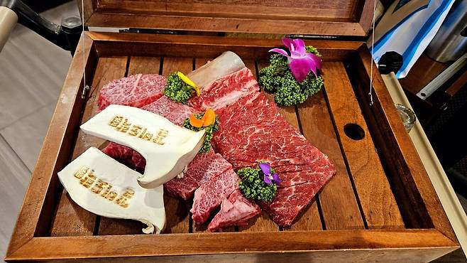 20250409_182219.jpg 회사 대표님이 사주신 한우 그리고 선물