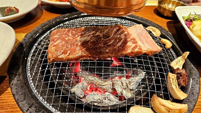 20250409_190703.jpg 회사 대표님이 사주신 한우 그리고 선물