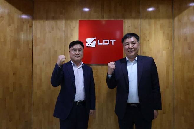 김영신 중소기업기술정보진흥원 원장(오른쪽)이 지난 9일 충남 천안시 엘디티를 방문해 정재천 엘디티 대표와 기념촬영을 하고 있다. 중소기업기술정보진흥원 제공