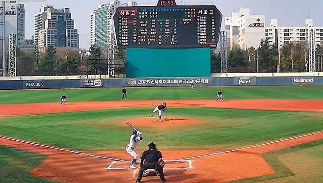 지난 7일 2025 신세계 이마트배 전국고교야구대회 16강전 서울고 대 청원고의 경기가 열린 가운데 서울고 선발투수 박지성이 마운드에서 투구하고 있는 모습. 대한야구소프트볼협회 제공