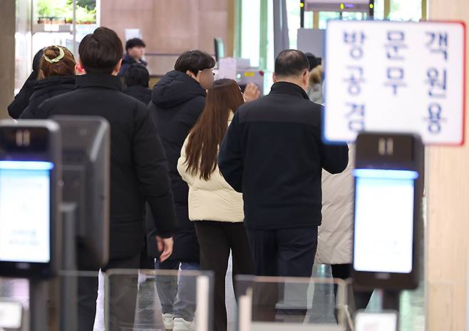 점심 식사를 마친 공무원 등이 서울 종로구 정부서울청사로 들어서고 있다. 2025.2.10 (사진=저작권자(c) 연합뉴스, 무단 전재-재배포 금지)