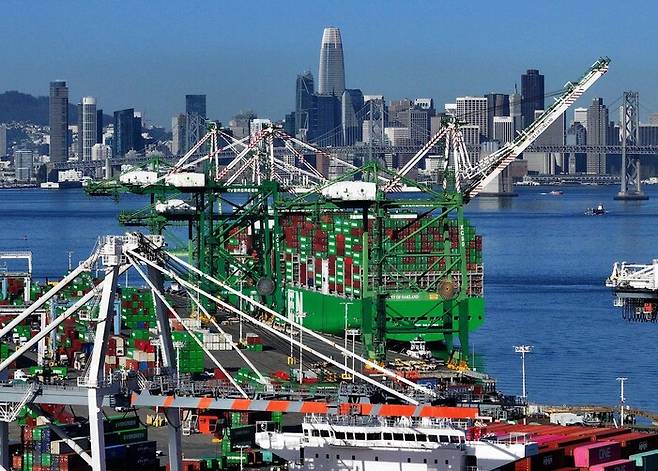 9일 미국 캘리포니아주 오클랜드항에 컨테이너선이 정박해 있다. 오클랜드/AFP 연합뉴스