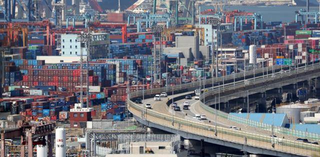 7일 부산항 감만부두 야적장에 컨테이너가 가득 쌓여 있다. 부산=뉴스1