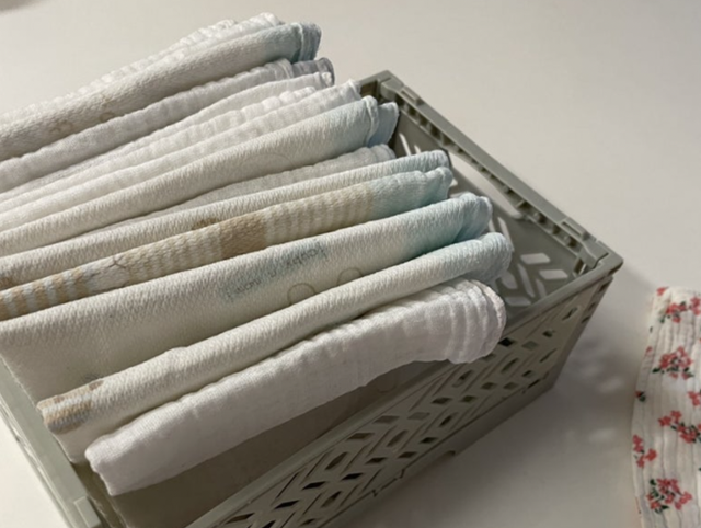 시민 배모(39)씨가 일상에서 손수건을 쌓아두고 사용하는 모습. 배씨는 "아이가 손수건을 쓰는 습관을 따라 하는 걸 볼 때 기쁨을 느낀다"고 말했어요. 배씨 제공