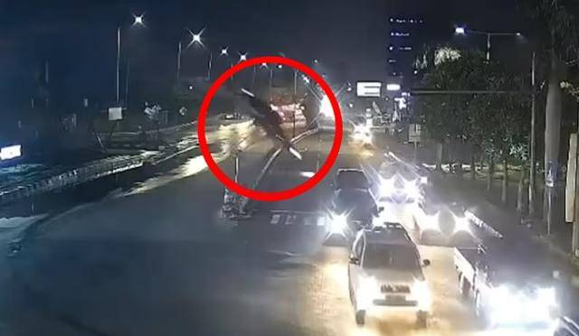 인도네시아 동자바주에서 한 운전자가 끊어진 고가도로 아래로 추락했다. 데일리메일 캡처