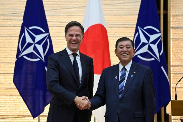 마르크 뤼터(왼쪽) 북대서양조약기구(NATO·나토) 사무총장과 이시바 시게루 일본 총리가 9일 일본 도쿄 총리 관저에서 만나 웃으며 악수하고 있다. 도쿄=로이터 연합뉴스