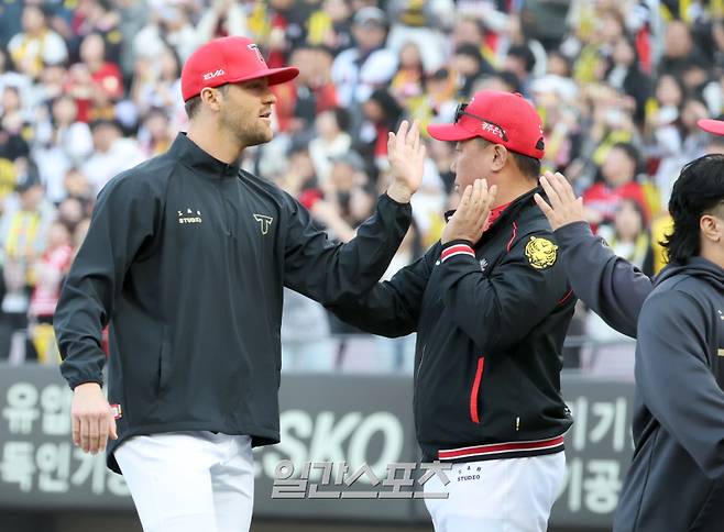 22일 오후 광주 기아챔피언스필드에서 열린 2025 프로야구 NC와 KIA의 개막경기. KIA가 9-2 승리했다. 경기종료후 이범호 감독과 선발 네일이 하이파이브를 하고 있다 광주=정시종 기자 /2025.03.22.