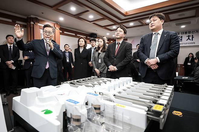 선관위 선거 투·개표 절차 시연회에서 질문에 답하는 김용빈 사무총장